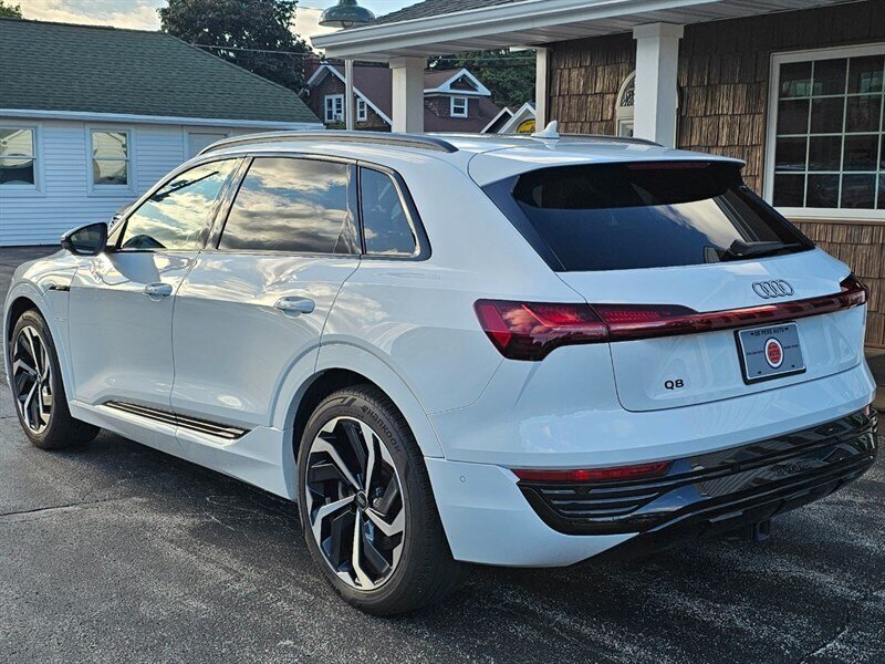 2024 Audi Q8 e-tron Premium Plus quattro   - Photo 27 - De Pere, WI 54115