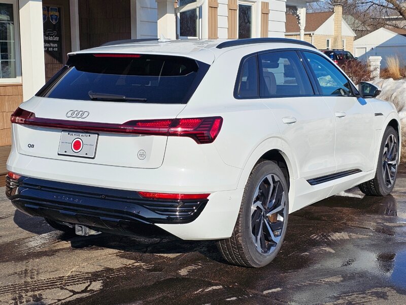 2024 Audi Q8 e-tron Premium Plus quattro - Photo 25 - De Pere, WI 54115