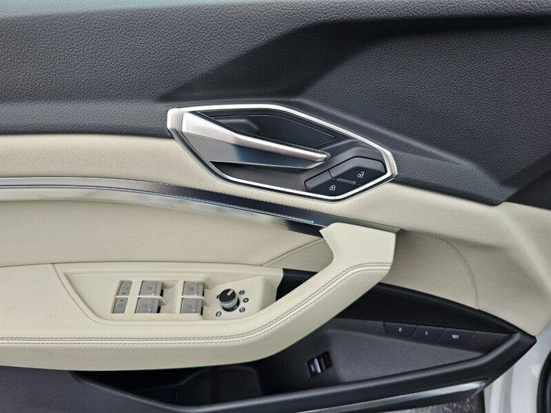 2024 Audi Q8 e-tron Premium Plus quattro   - Photo 20 - De Pere, WI 54115