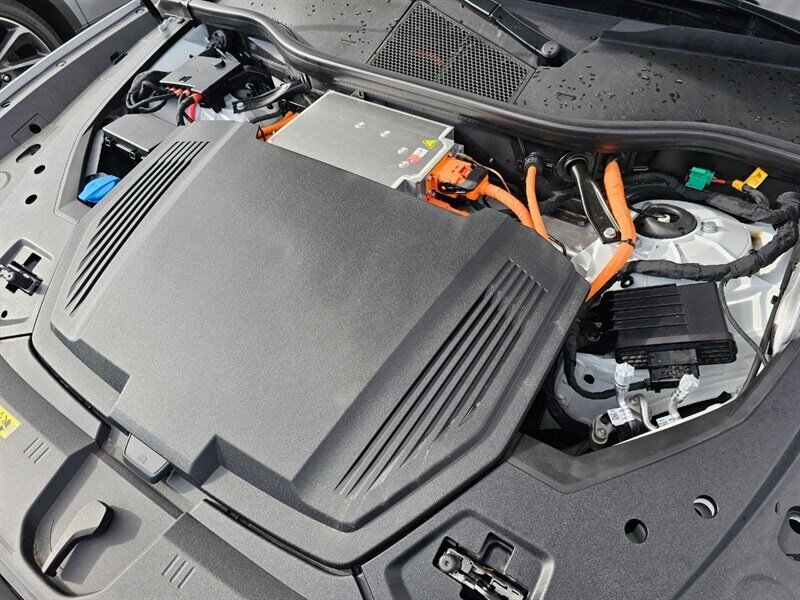 2024 Audi Q8 e-tron Premium Plus quattro   - Photo 40 - De Pere, WI 54115