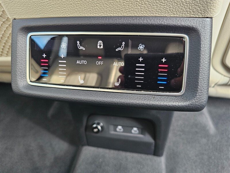 2024 Audi Q8 e-tron Premium Plus quattro   - Photo 34 - De Pere, WI 54115
