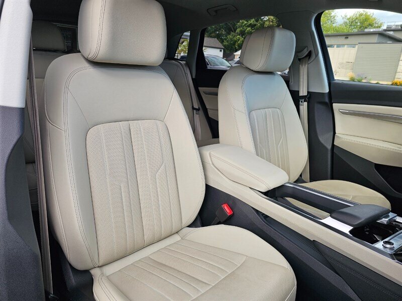 2024 Audi Q8 e-tron Premium Plus quattro   - Photo 33 - De Pere, WI 54115