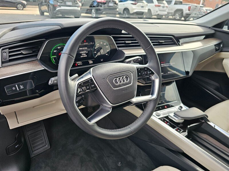 2024 Audi Q8 e-tron Premium Plus quattro   - Photo 28 - De Pere, WI 54115