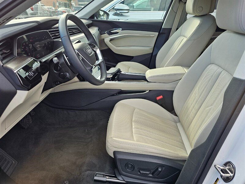 2024 Audi Q8 e-tron Premium Plus quattro   - Photo 5 - De Pere, WI 54115