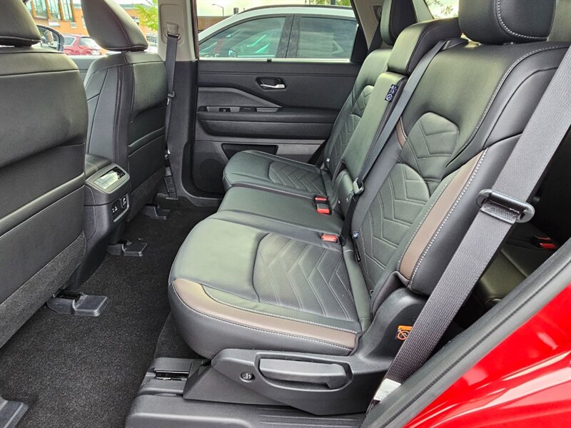 2025 Nissan Pathfinder Platinum - Photo 14 - De Pere, WI 54115