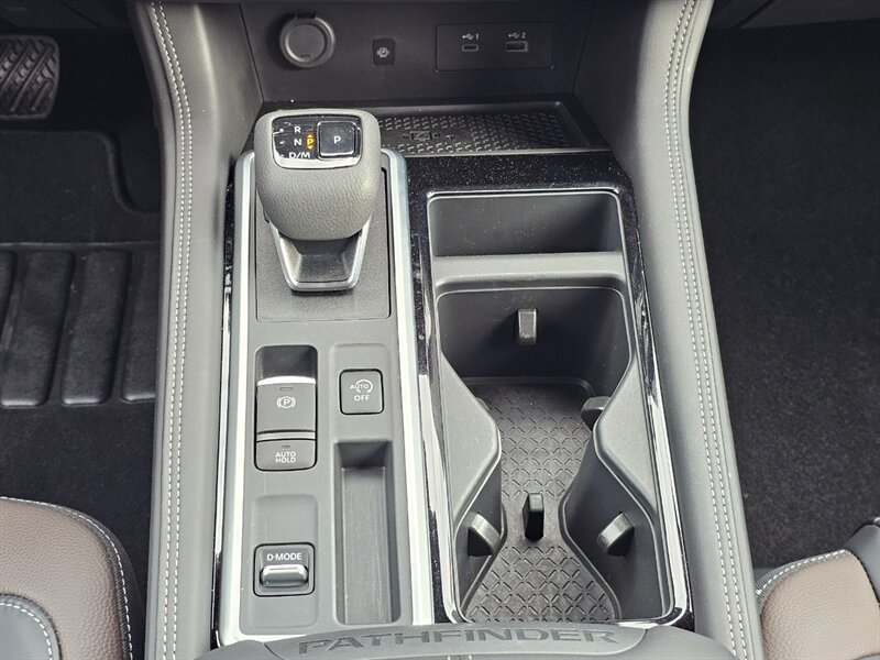 2025 Nissan Pathfinder Platinum - Photo 11 - De Pere, WI 54115