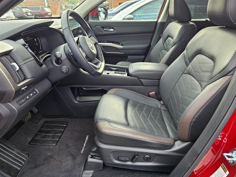 2025 Nissan Pathfinder Platinum - Photo 4 - De Pere, WI 54115