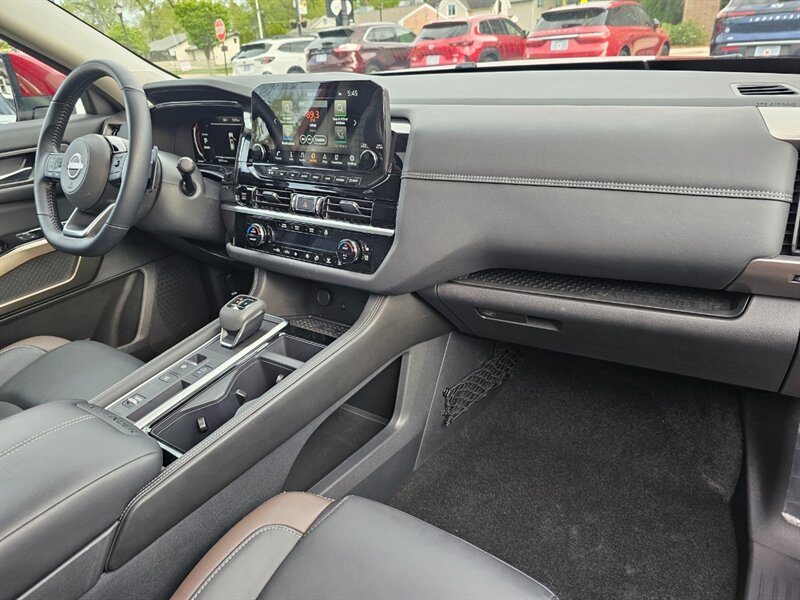 2025 Nissan Pathfinder Platinum - Photo 12 - De Pere, WI 54115