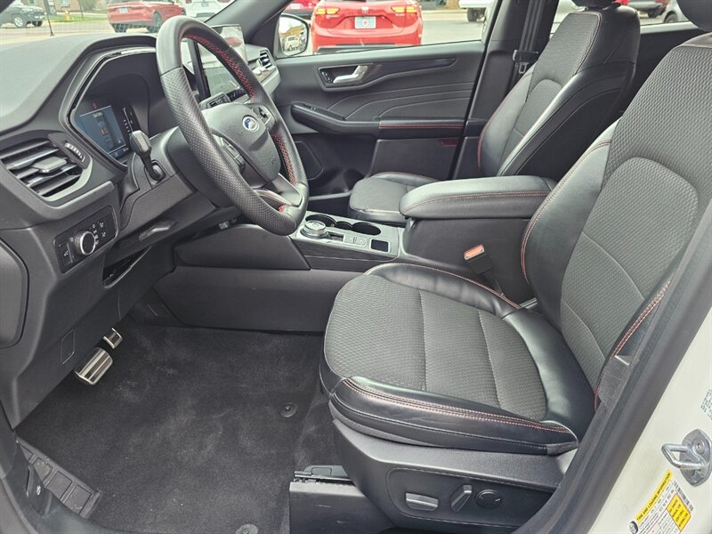 2023 Ford Escape ST-Line - Photo 3 - De Pere, WI 54115