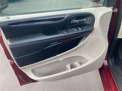 2017 Dodge Grand Caravan SXT   - Photo 15 - West Allis, WI 53214