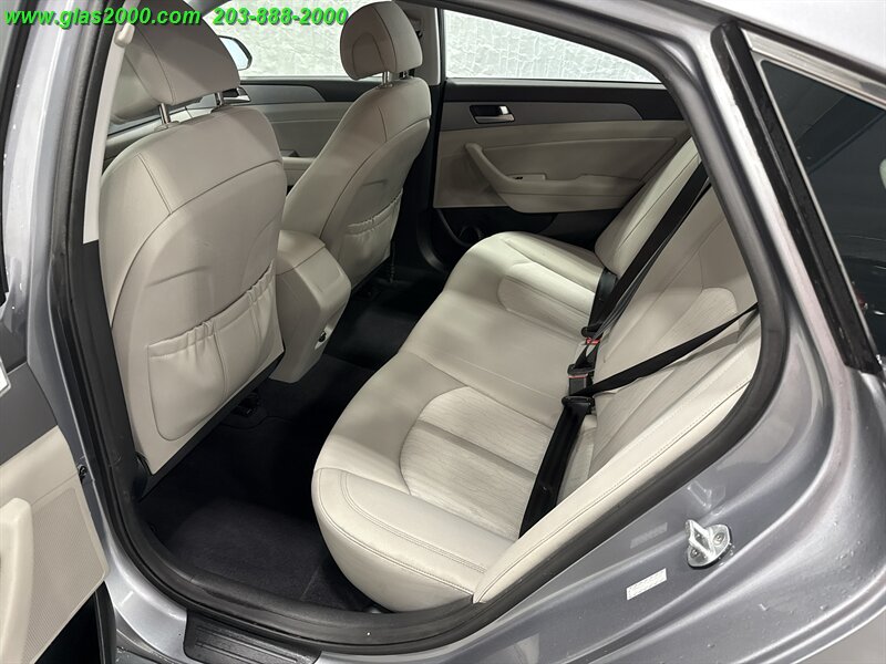 2016 Hyundai SONATA Hybrid SE   - Photo 9 - Bethany, CT 06524