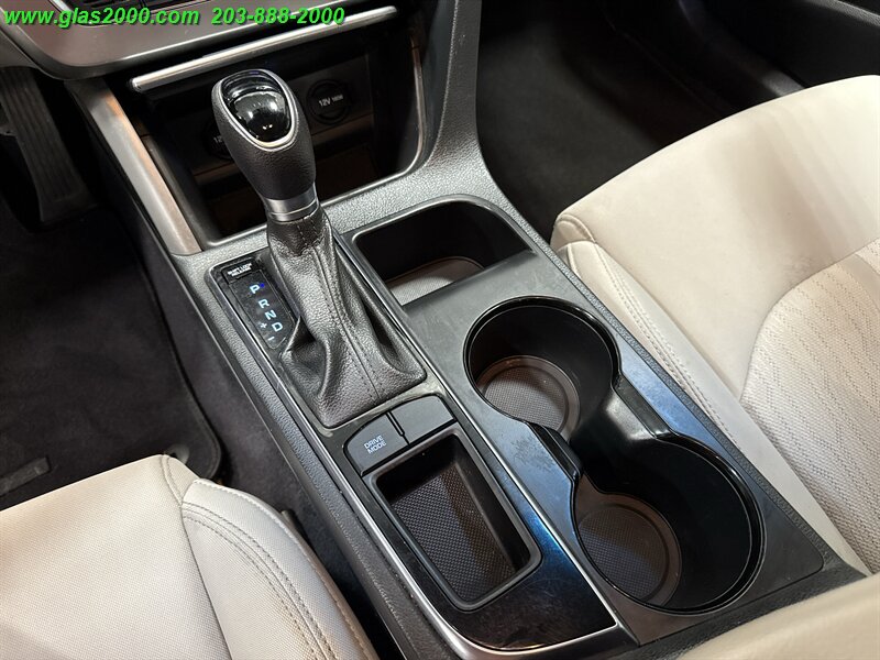 2016 Hyundai SONATA Hybrid SE   - Photo 28 - Bethany, CT 06524