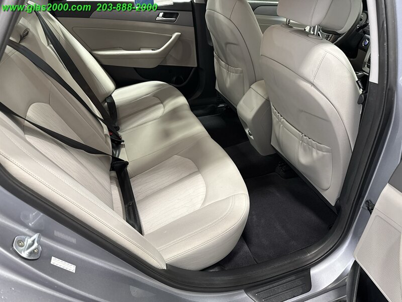 2016 Hyundai SONATA Hybrid SE   - Photo 10 - Bethany, CT 06524