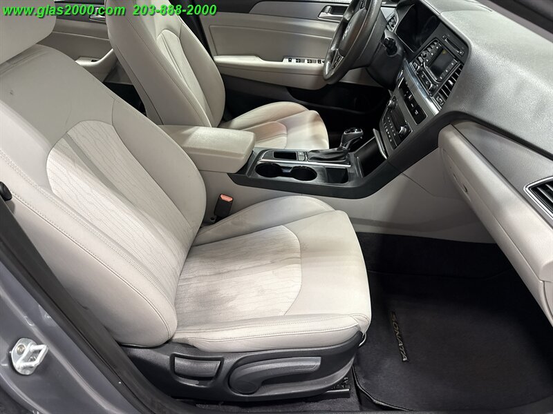 2016 Hyundai SONATA Hybrid SE   - Photo 5 - Bethany, CT 06524