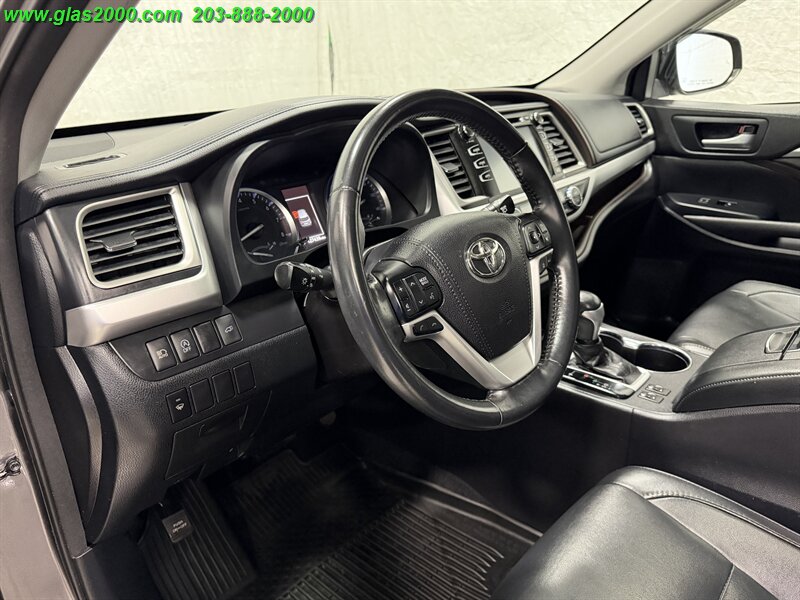 2017 Toyota Highlander XLE - Photo 3 - Bethany, CT 06524