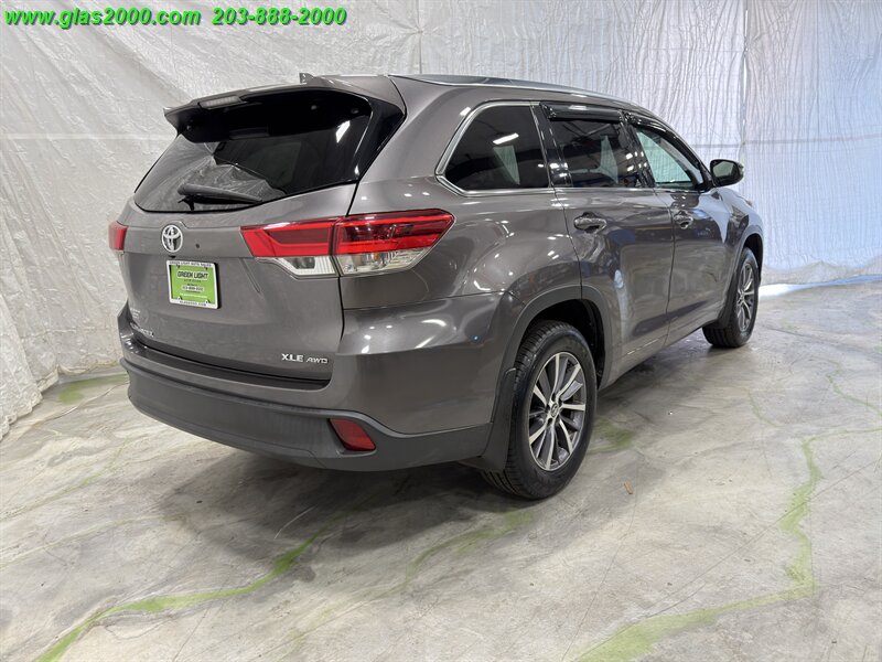 2017 Toyota Highlander XLE - Photo 8 - Bethany, CT 06524