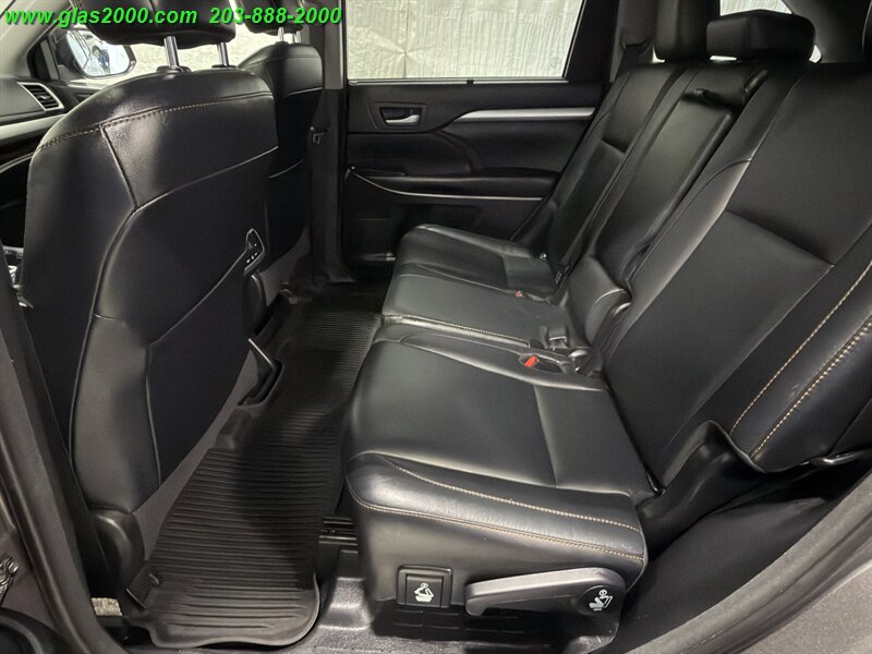 2017 Toyota Highlander XLE - Photo 9 - Bethany, CT 06524