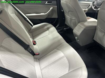 2016 Hyundai SONATA Hybrid SE   - Photo 10 - Bethany, CT 06524