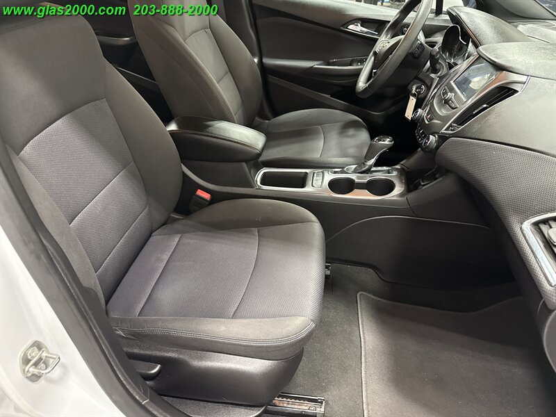 2017 Chevrolet Cruze LT Auto - Photo 5 - Bethany, CT 06524