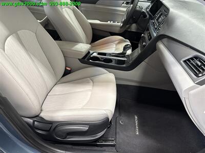 2016 Hyundai SONATA Hybrid SE   - Photo 5 - Bethany, CT 06524
