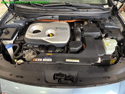 2016 Hyundai SONATA Hybrid SE   - Photo 12 - Bethany, CT 06524