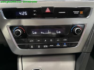 2016 Hyundai SONATA Hybrid SE   - Photo 17 - Bethany, CT 06524