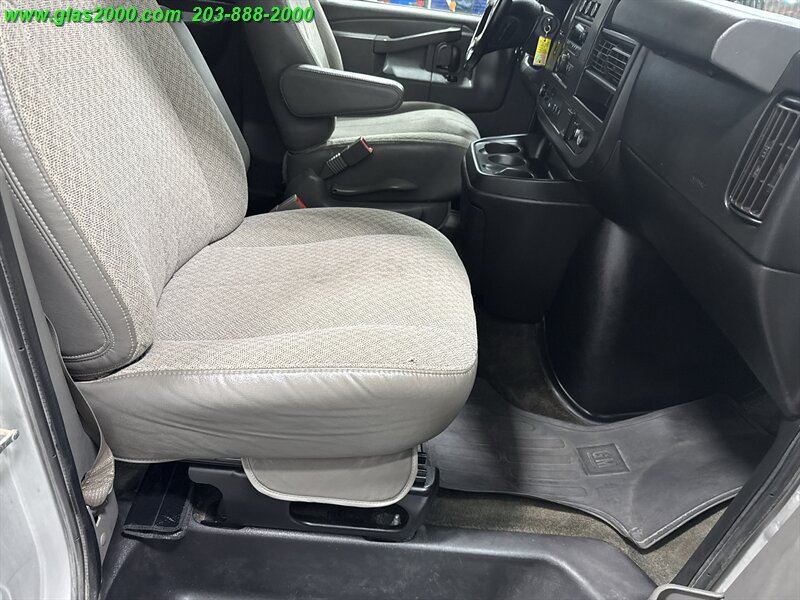 2017 Chevrolet Express LT Passenger   - Photo 5 - Bethany, CT 06524