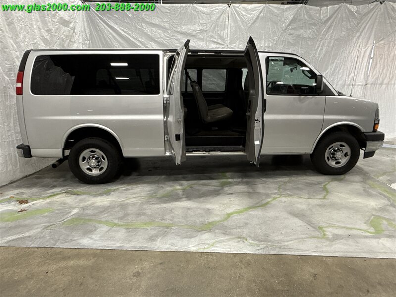 2017 Chevrolet Express LT Passenger   - Photo 21 - Bethany, CT 06524