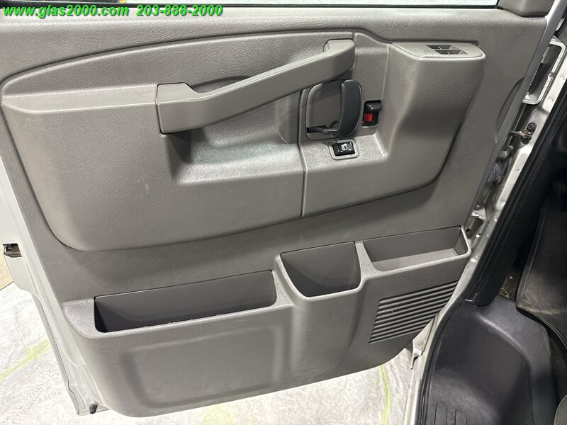 2017 Chevrolet Express LT Passenger   - Photo 25 - Bethany, CT 06524