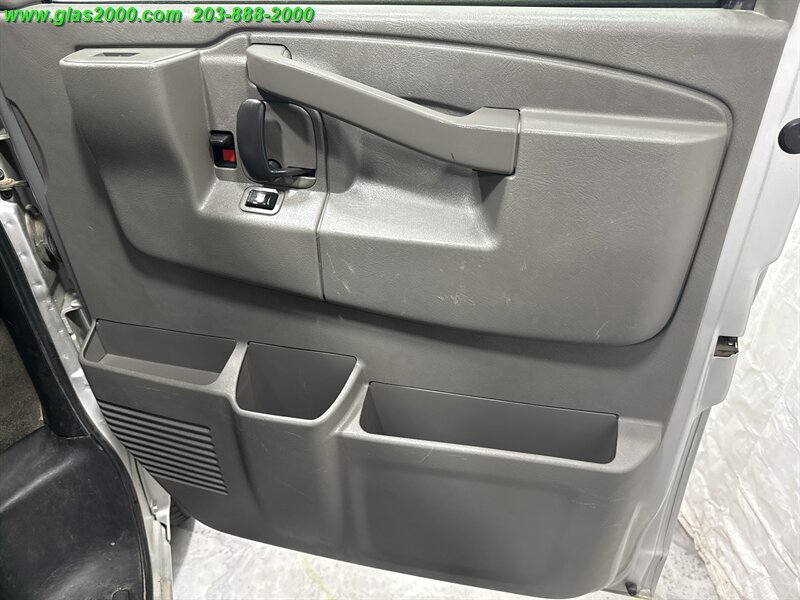 2017 Chevrolet Express LT Passenger   - Photo 26 - Bethany, CT 06524