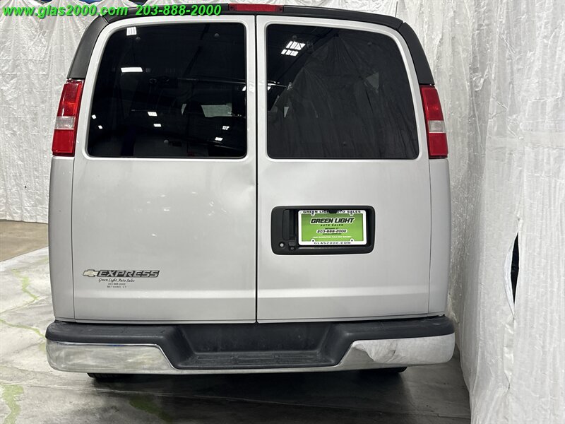2017 Chevrolet Express LT Passenger   - Photo 20 - Bethany, CT 06524