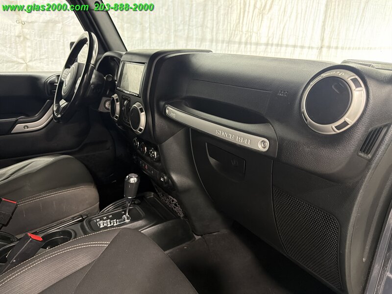 2018 Jeep Wrangler JK Unlimited Sahara - Photo 5 - Bethany, CT 06524