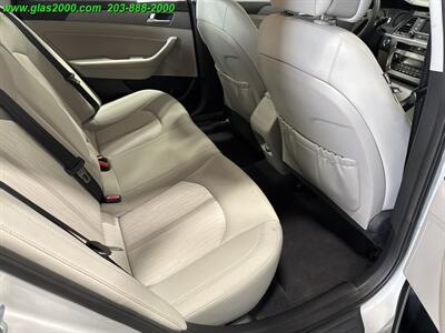 2016 Hyundai SONATA Hybrid SE   - Photo 10 - Bethany, CT 06524