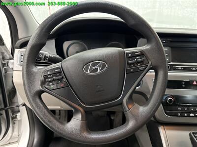 2016 Hyundai SONATA Hybrid SE   - Photo 4 - Bethany, CT 06524