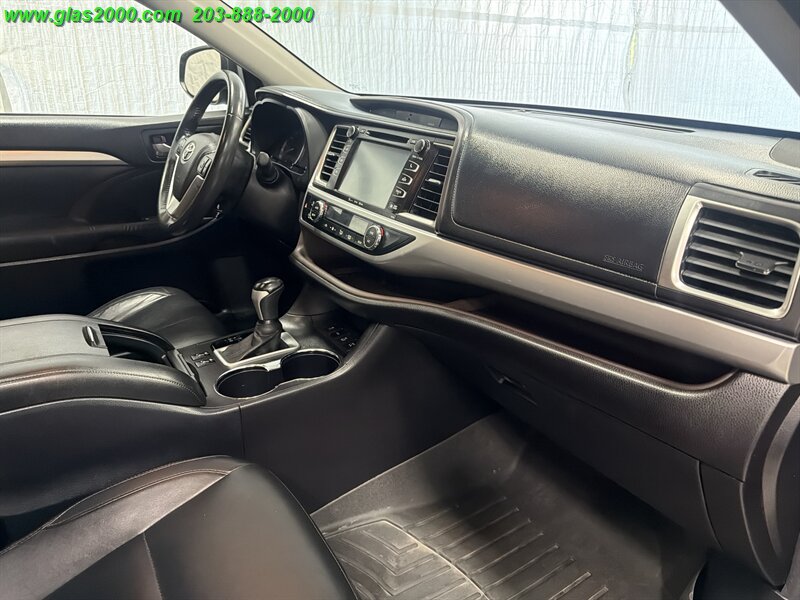 2016 Toyota Highlander XLE - Photo 5 - Bethany, CT 06524