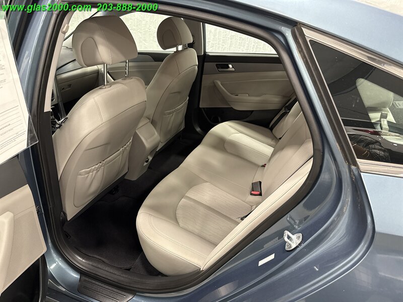 2016 Hyundai Sonata Hybrid SE   - Photo 9 - Bethany, CT 06524