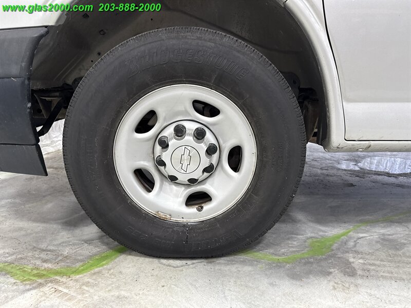 2019 Chevrolet Express LS Passenger   - Photo 28 - Bethany, CT 06524