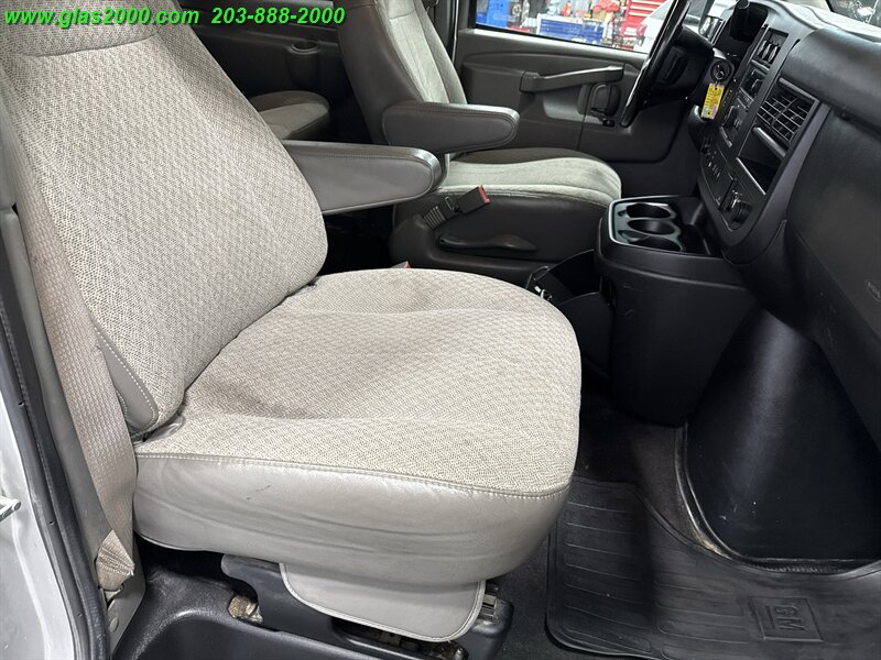 2019 Chevrolet Express LS Passenger   - Photo 5 - Bethany, CT 06524