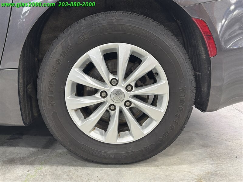 2019 Chrysler Pacifica Touring L - Photo 15 - Bethany, CT 06524