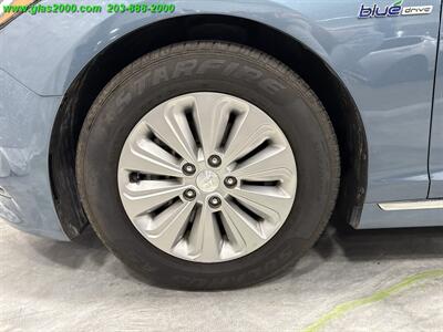 2016 Hyundai SONATA Hybrid SE - Photo 16 - Bethany, CT 06524