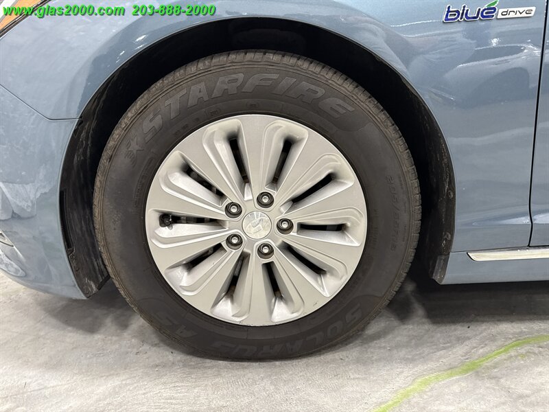 2016 Hyundai SONATA Hybrid SE - Photo 16 - Bethany, CT 06524