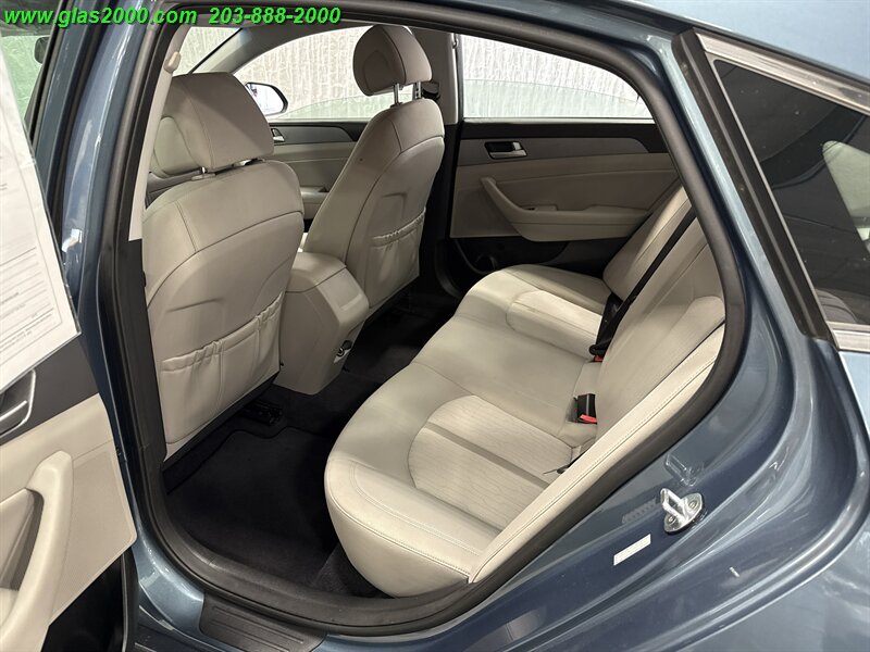 2016 Hyundai SONATA Hybrid SE - Photo 9 - Bethany, CT 06524