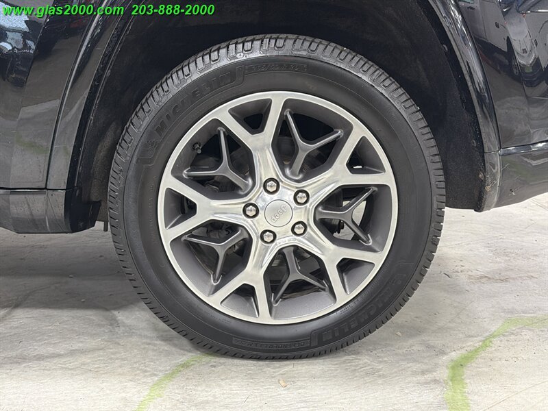 2020 Jeep Grand Cherokee Overland - Photo 16 - Bethany, CT 06524