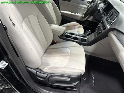 2016 Hyundai SONATA Hybrid SE   - Photo 5 - Bethany, CT 06524