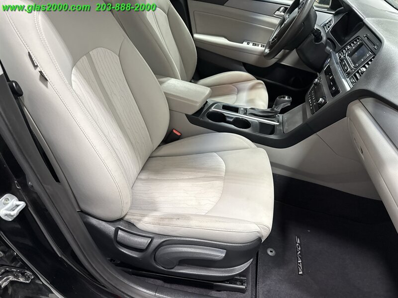 2016 Hyundai SONATA Hybrid SE   - Photo 5 - Bethany, CT 06524