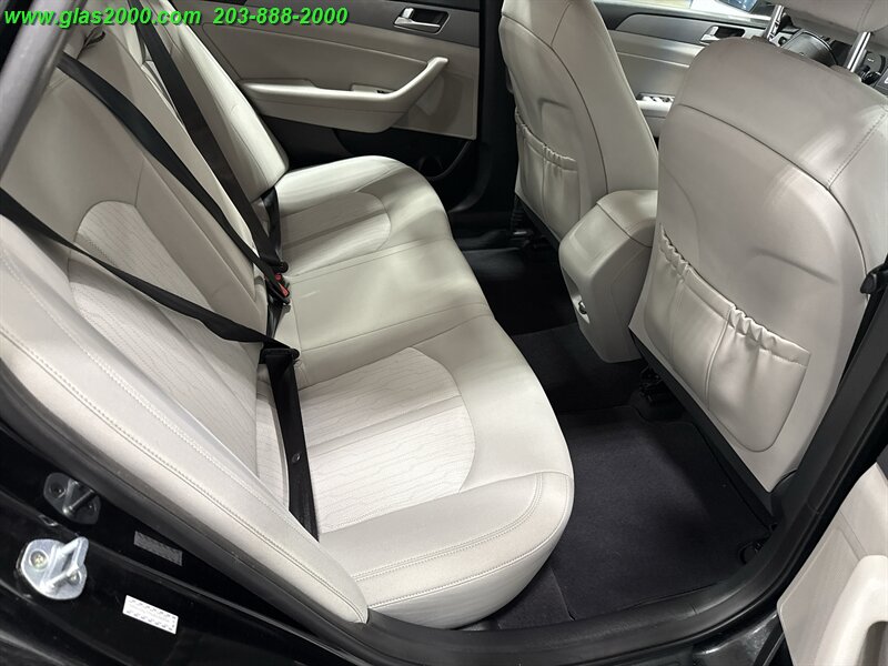 2016 Hyundai SONATA Hybrid SE   - Photo 10 - Bethany, CT 06524