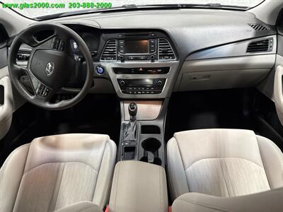 2016 Hyundai SONATA Hybrid SE   - Photo 6 - Bethany, CT 06524