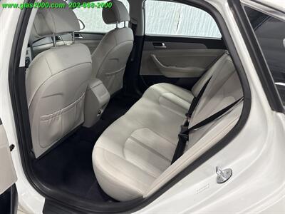 2016 Hyundai SONATA Hybrid SE   - Photo 9 - Bethany, CT 06524