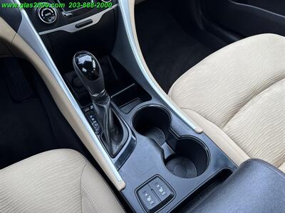 2015 Hyundai SONATA Hybrid   - Photo 16 - Bethany, CT 06524