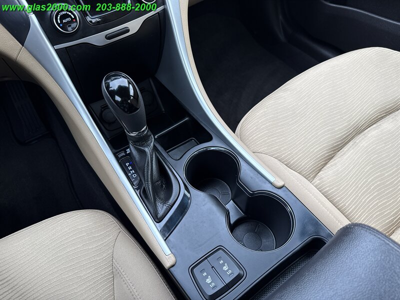 2015 Hyundai SONATA Hybrid   - Photo 16 - Bethany, CT 06524